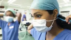 Professionnels de la santé enfilant des EPI