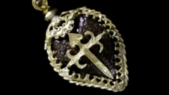 Una de las piezas del Maravillas con la cruz de Santiago en el centro