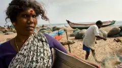 தமிழ் மீனவ பெண்