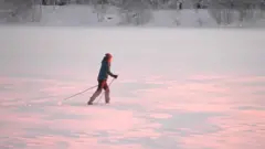 سر "البلاستيك" الساقط من السماء بالقطب الشمالي