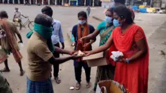 கொரோனா ஊரடங்கில் ஆதரவற்றோரின் பசியை போக்கும் கடலூர் பட்டதாரி பெண்கள்
