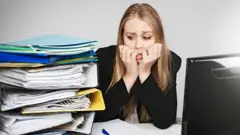 Muitas delas formam infraestruturas nas quais contratam funcionários jovens com pouca ou nenhuma oportunidade de ascensão e os entopem de tarefas trabalhosas.