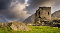 Замок Долбадарн на фоне гор Сноудонии