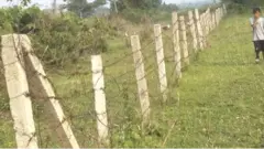 पर्साको ठोरीमा नेपाल र भारतको सीमा नजिकै लगाइएको काँडेतार