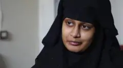 شاميما انضمت إلى داعش عام 2015 وتم سحب جنسيتها في 2019 وتحاول استعادتها الأن والعودة إلى بريطانيا