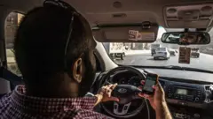 Man wey dey use map for im phone as im dey drive.