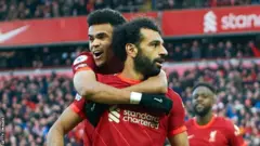 أحرز دياز (على اليسار) الهدف الثالث لليفربول بعد أن وضعهم صلاح في المقدمة 2-1 ضد نورويتش