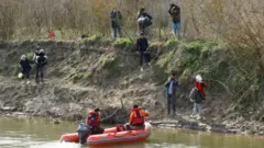 Meriç Nehri'nden Yunanistan'a geçen mülteciler