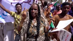 الآلاف من أنصار الجيش يتجمعون في السودان السبت في مظاهرة مناوئة للحكومة أمام القصر الرئاسي بالعاصمة الخرطوم.