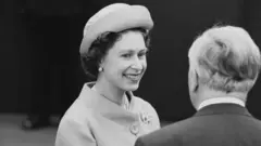لقاء رئيس الوزراء هارولد ويلسون مع الملكة إليزابيث في محطة ووترلو بلندن في عام 1965