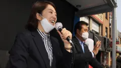 서울 광진을에 당선된 고민정 더불어민주당 당선인이 16일 오후 서울 광진구 주민들에게 감사 인사를 하고 있다