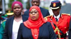 Rais Samia Suluhu akilikagua gwaride la kijeshi