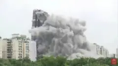 ट्विन टॉवर पाडकाम