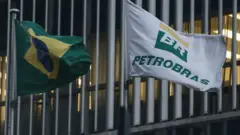 Bandeiras do Brasil e da petrobrasgrupo telegram corrida de cavalos bet36513 April, 2016