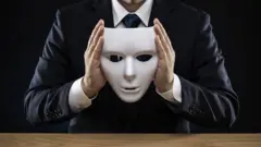 Homem segurando máscara