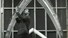 Bertony con un modelo del arco.