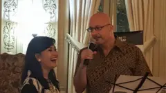 Andrew Weintraub tampil bersama penyanyi Ikke Nurjanah di KBRI Washington.