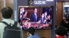 지난 4일 서울역에서 시민들이 제100대 일본 총리로 선출된 기시다 후미오 자민당 총재 관련 뉴스를 지켜보고 있다