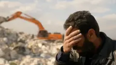 튀르키예 지역에서는 중장비를 든 수천 명의 구조 대원, 구급 대원, 탐지견이 거리를 가득 메웠고 여전히 생존자를 찾기 위해 노력 중이다. 하지만 시리아 북서부 국경지역은 상황이 다르다.