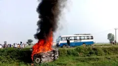 ఆందోళనల్లో భాగంగా కారుకు నిప్పు పెట్టిన రైతులు