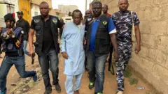 Musa Umar with di Police afta dem release am