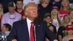 د ټرمپ تازه غونډه کې د بېرته يې وشړئ نارې، داسې حال کې چې ده بيا د خپل هېواد کانګرس څلورو ښځينه غړو پر وړاندې توکميزو بريدونو ته زور ورکړی.