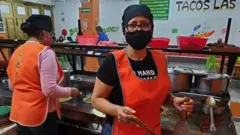 Teresa en la taqueria "Las Muñecas"