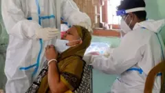 করোনাভাইরাস পরীক্ষা করা হচ্ছে।