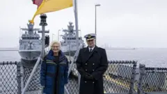 Kay-Achim Schönbach (iburyo) mu ifoto na Minisitiri w'ingabo Christine Lambrecht