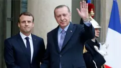 Perezida Macron (ibumoso) yashinje Perezida Erdogan kurenga ku byo yasezeranyije
