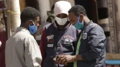 መሸፈኒ ኣፍን ኣፍንጫን ገይሮም ግን ከኣ ተቐራሪቦም ደው ዝበሉ መናእሰይ - ኢትዮጵያ
