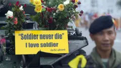 ประชาชนจำนวนหนึ่งออกไปให้กำลังใจทหาร