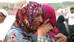 महिला दुःख व्यक्त करताना