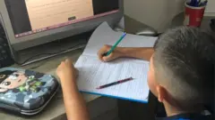 Aluno da Escola Municipal Waldir Garcia fazendo aula remota