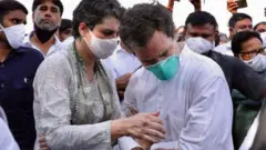 हाथरस प्रकरण : राहुल गांधी, प्रियांका गांधी यांना पोलिसांकडून धक्काबुक्की, अटक