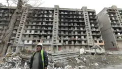 Мариуполь. Март 2023 года. Полуразрушенные многоэтажные дома