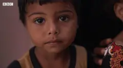 A BBC acompanhou uma médica na cidade de Aslam que trata de famílias e crianças com desnutrição em meio à guerra civil do país