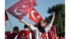 Afgembigii dhicisoobay ee Turkiga ayaa dhidibada u sii aasay taageerada madaxwayne Erdogan