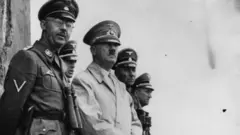 Himmler (premier à partir de la droite) et Hitler croyaient tous deux à la théorie de la supériorité de la race aryenne
