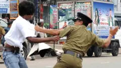 "පොලිස් නිලධාරියා කියල කියන්නේ සාම නිලධාරියා.