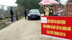 Một chốt kiểm soát tại một lối vào của xã Sơn Lôi, huyện Bình Xuyên.