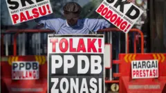 aksi unjuk rasa menolak sistem zonasi