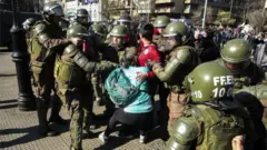 La policía detiene a un manifestante el 3 de julio de 2019.