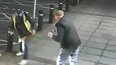 Tukio hilo limetokea Uingereza, wakati babu akitoa pesa kwenye mashine ya ATM