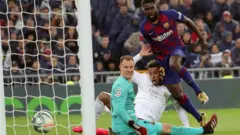 Ochee goolu ndị Barcelona na-ele ka bọọlụ si aga ịdọri neetị ya