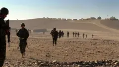 2010'da Uruzgan'da devriye gezen Avustralyalı askerler.