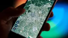 Un teléfono muestra un mapa satelital de China