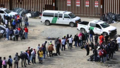 Cientos de migrantes aguardan el paso en la frontera con San Diego.