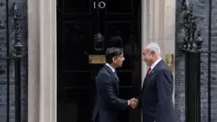 رئيس الوزراء الإسرائيلي بنيامين نتنياهو ورئيس وزراء بريطانيا ريشي سوناك، في داونينغ ستريت في 24 مارس/آذار 2023