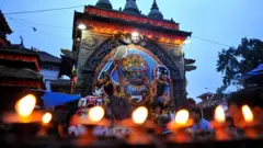 दशैँको महानवमीको दिन कालभैरवको मूर्तिमा पूजाआजा गर्दै श्रद्धालुहरू